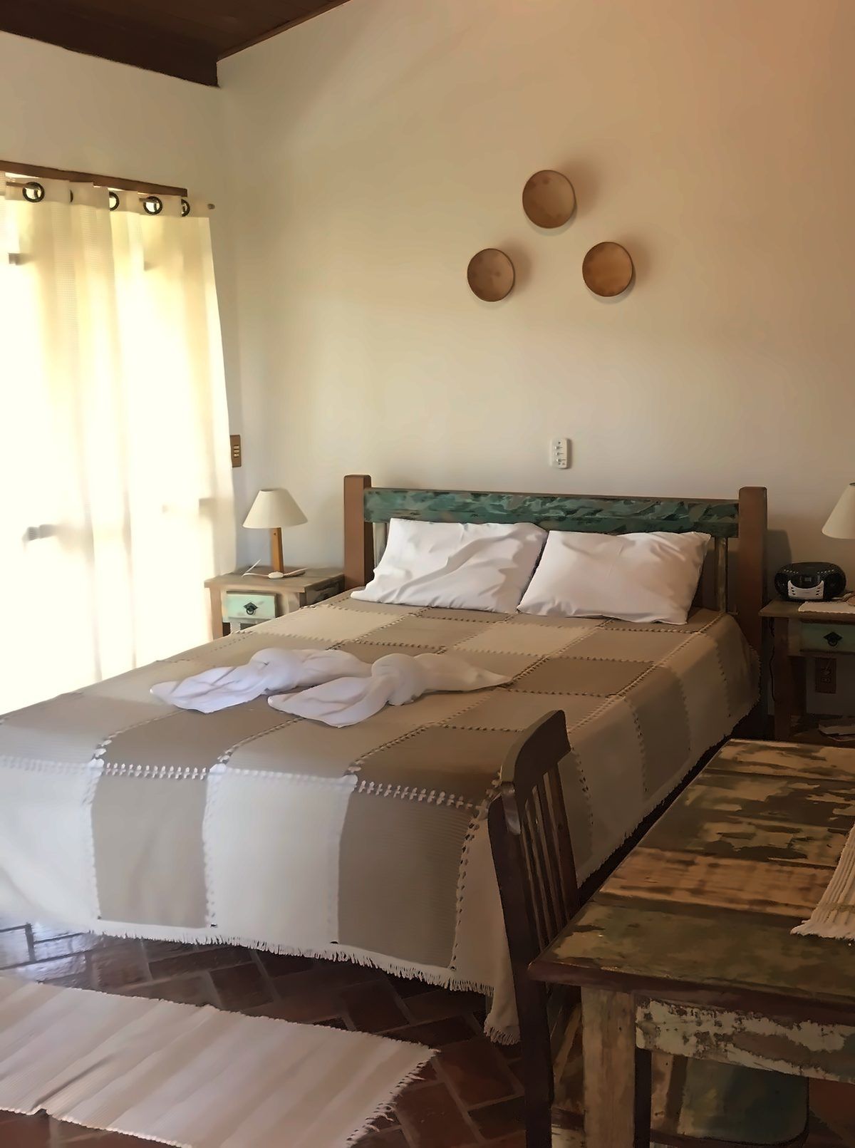 Interior com cama e acesso ao banheiro